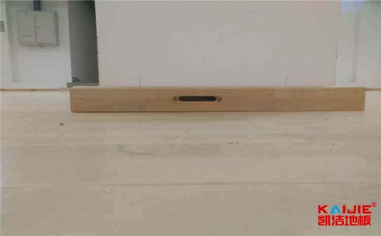 建一個私人室內木地板籃球場