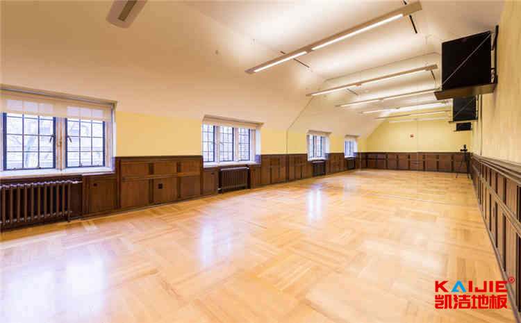 20厚羽毛球館木地板一般多少錢？