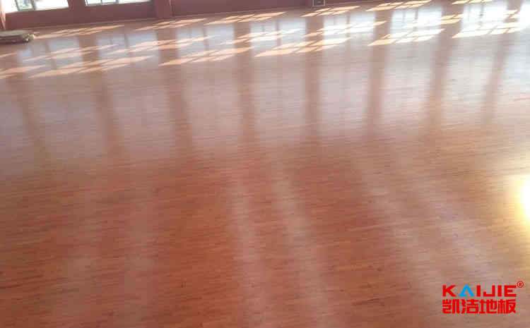 室內(nèi)籃球場(chǎng)地板材料是什么