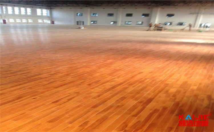 室內(nèi)籃球場(chǎng)地板的縫隙尺寸