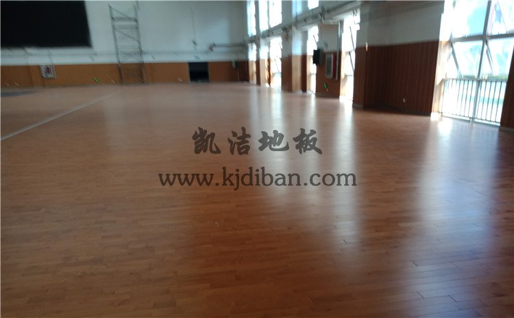 山東鄒城*一中學(xué)孟子湖校區(qū)學(xué)校體育館木地板項(xiàng)目——?jiǎng)P潔地板