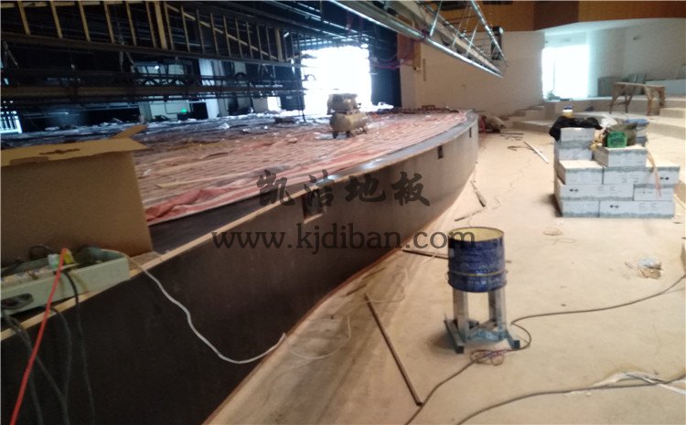 四川省樂山市沙灣區(qū)銅河廣場(chǎng)劇院舞臺(tái)實(shí)木運(yùn)動(dòng)地板案例—?jiǎng)P潔實(shí)木運(yùn)動(dòng)地板廠家